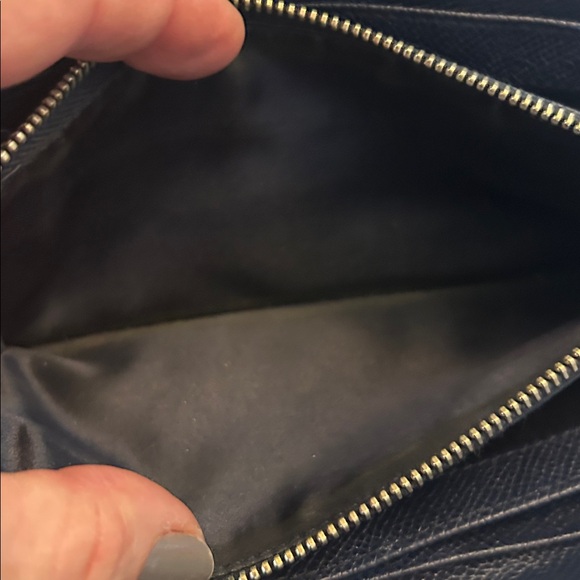 Tod's Navy Blue Leather Wallet. In EUC. - Picture 13 of 15